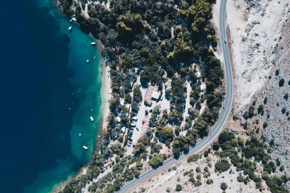 Vista sulla spiaggia del Camping Kalami Beach in Grecia