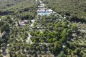 colline senesi dall'alto con vista sulla piazzole e piscina del camping Le Soline