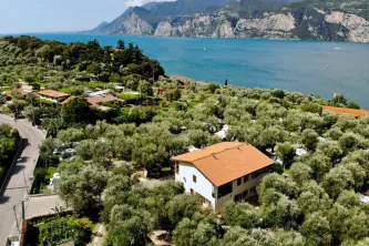 Vista panoramica sul Lago di Garda dal camping Lombardi