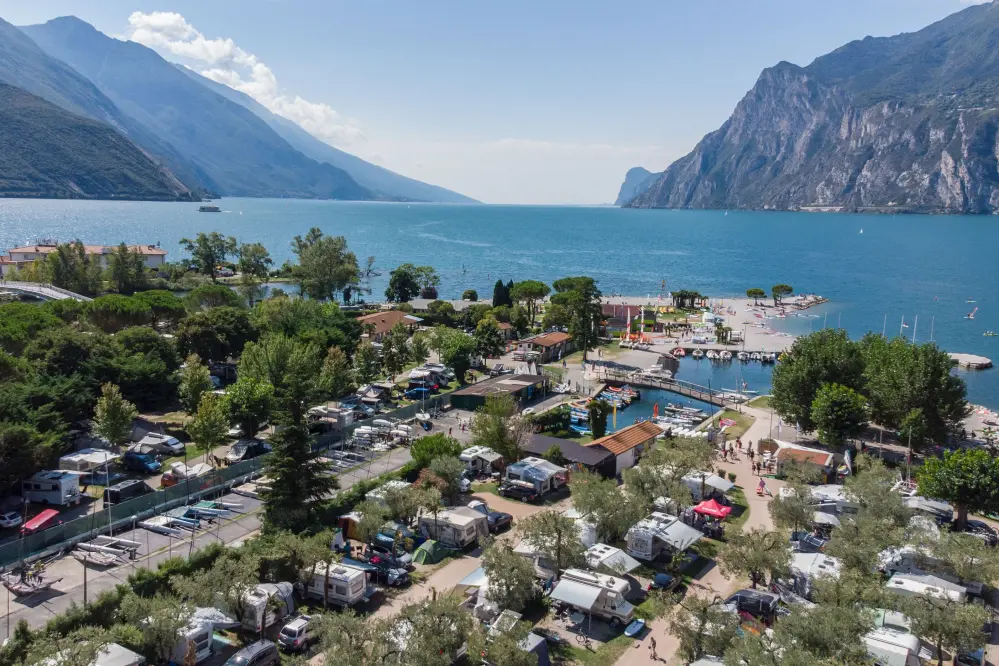 vista panoramica sul lago di Garda del camping Maroadi in Trentino