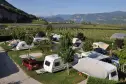 vista panoramica sulle piazzole e i vigneti altoatesini del camping Obstgarten in Alto Adige