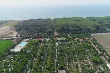 vista panoramica sulla spiaggia del Mar Tirreno e sul camping Paestum in Campania