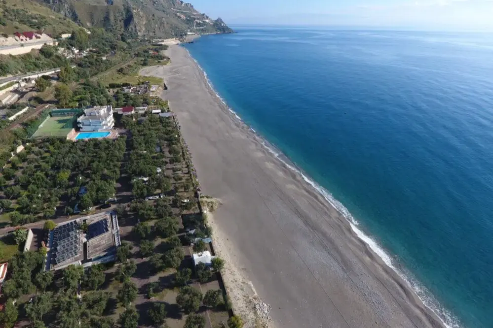 panoramica della spiaggia, mare, piazzole, piscina del campeggio paradise a taormina