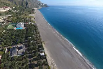 panoramica della spiaggia, mare, piazzole, piscina del campeggio paradise a taormina