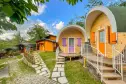 Vista degli iconici chalets del camping Parco dei Castagni in Emilia-Romagna