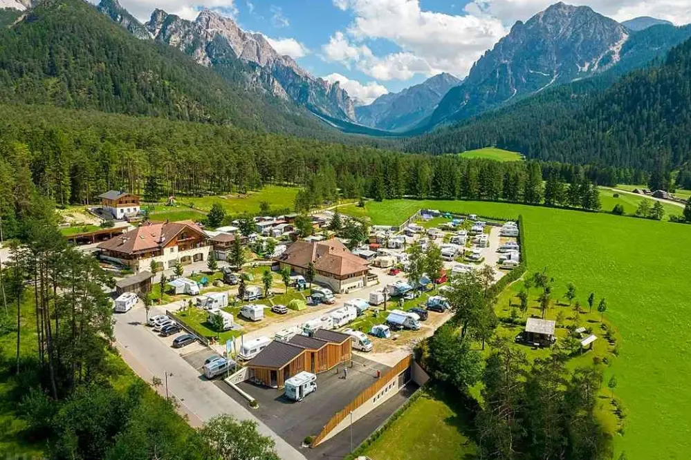 vista del camping resort Fiemme Village immerso tra le Dolimiti e i boschi trentini a Predazzo