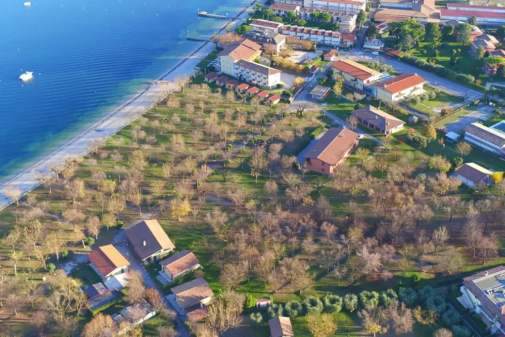 Vista panoramica con spiaggia del Camping Romantica a Manerba sul Garda