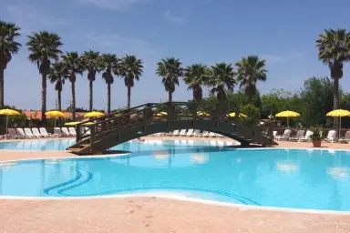 vista della piscina del camping Santo Stefano sulle coste abruzzesi a Marina di Casalbordino