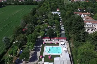 panoramica della piscina, bungalow e piazzole del Camping Serenissima Malcontenta in Veneto