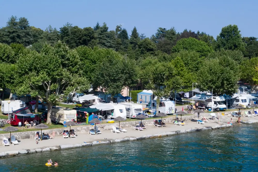 Vista panoramica del camping solcio sulle rive del lago Maggiore