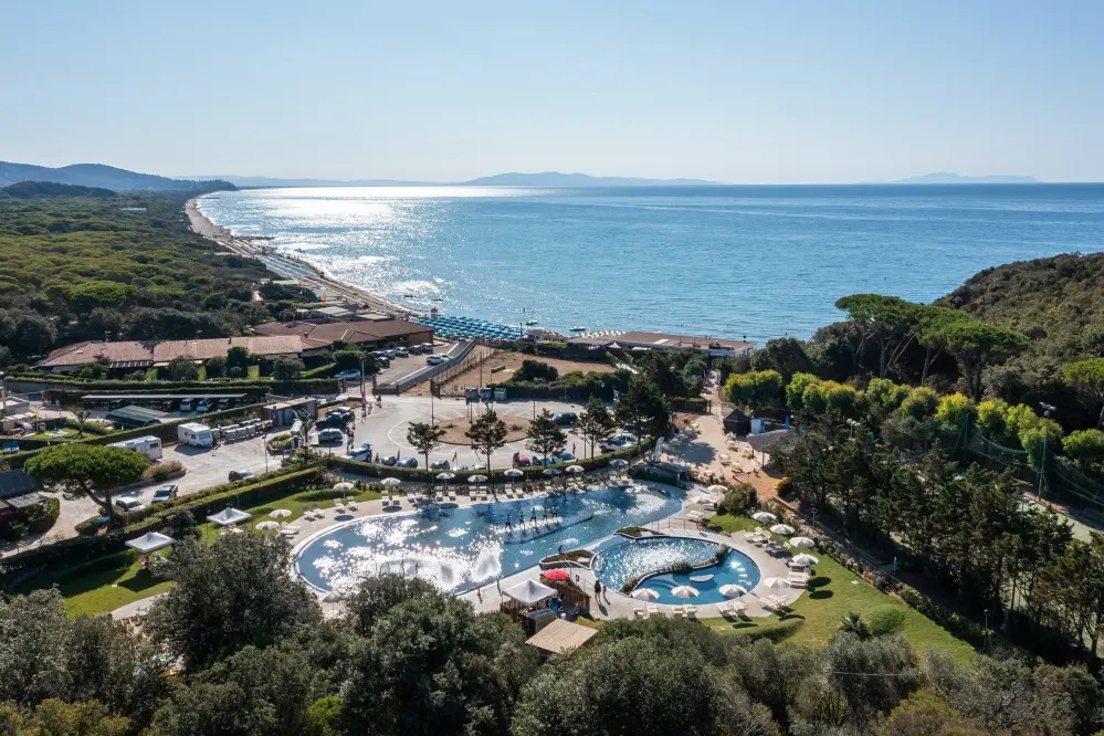 panoramica della piscina, della spiaggia e del mare Tirreno dal camping Stella del Mare in Toscana