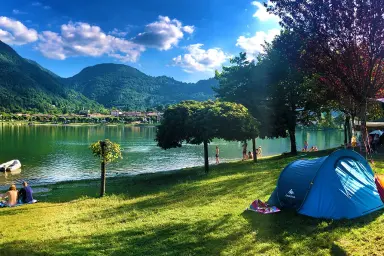 piazzole del camping Venus sulle sponde del Lago d'Idro in Lombardia