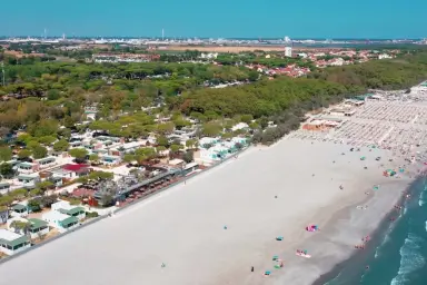 vista della spiaggia del camping villaggio dei pini a Punta Marina Terme sulla riviera romagnola
