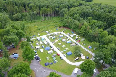 Vista del Curraghchase Caravan & Camping Park ai margini della foresta di Curraghchase in Irlanda