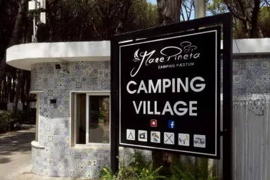 Ingresso e info-point del Mare Pineta Camping Village, Campania, Italia