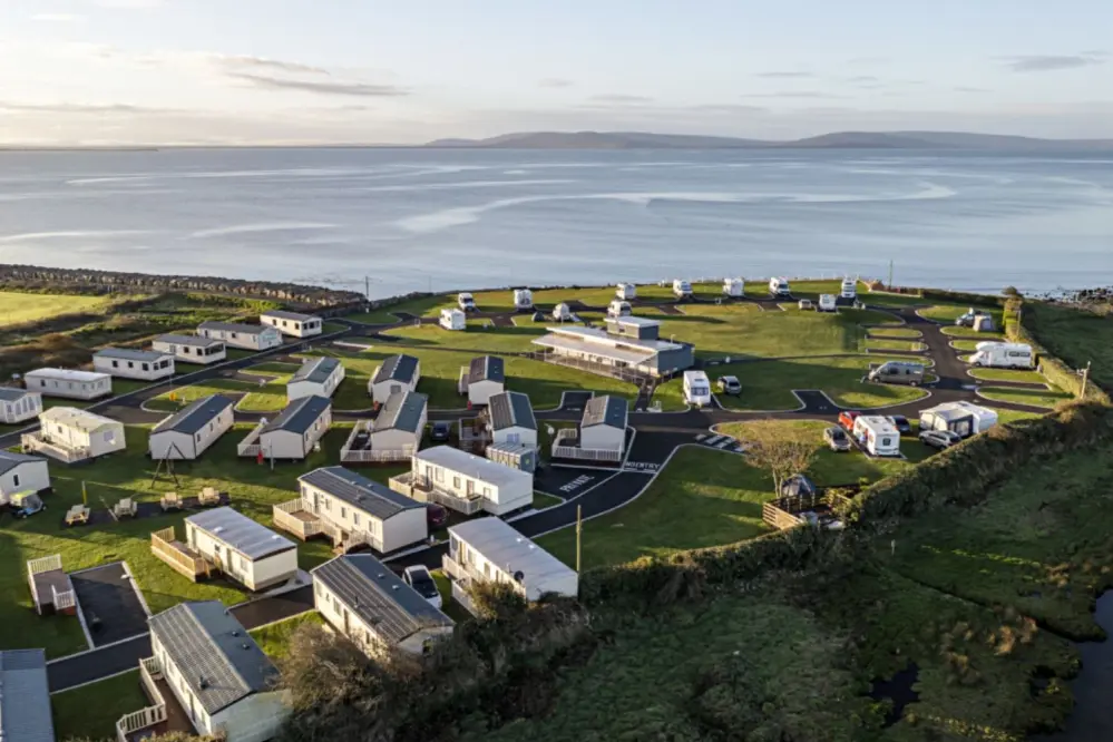 Piazzole e mobile home vista oceano sulla baia di Galway in Irlanda