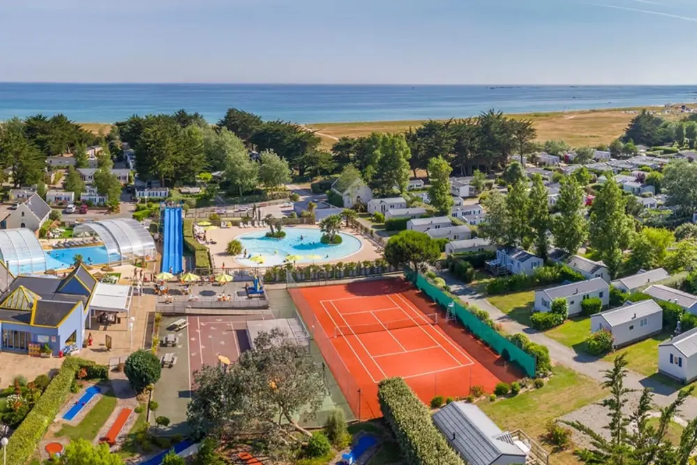 Vista delle piscina e dell'oceano con la spiaggia del Yelloh! Village Colina do Sol in Portogallo