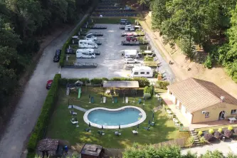 panoramisch uitzicht op het zwembad en de staanplaatsen van de La Valle Agricamping in Toscane