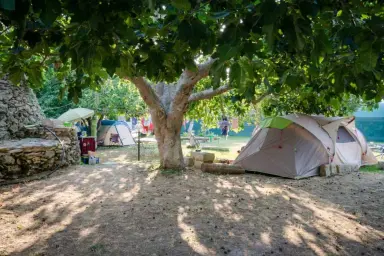 Uitzicht op de trullo en staanplaatsen van Agricampeggio Malapezza, Melendugno in Salento in Puglia, Italië
