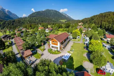 Uitzicht op de Alpencamp Kärnten op de Oostenrijkse Alpen in Karinthië