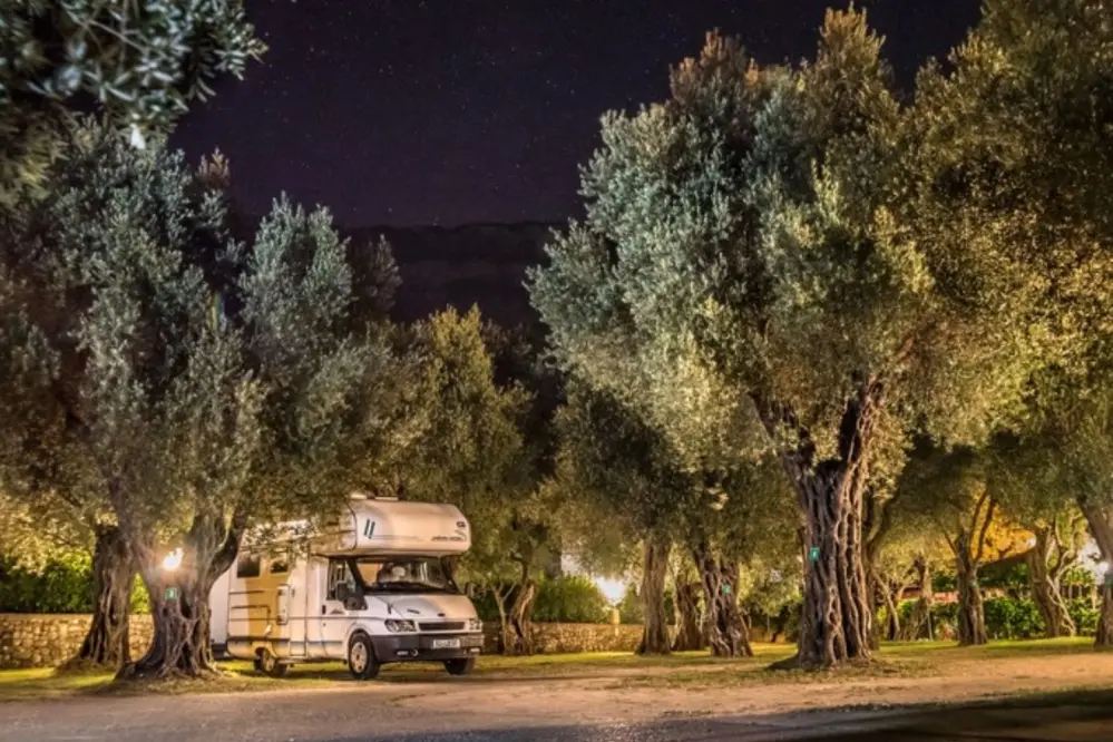 Nachtzicht op de Autocamp Maslina in de stad Petra in Montenegro