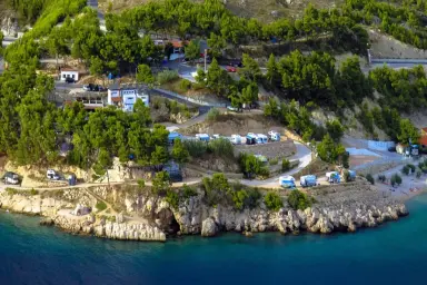 Overzicht van staplaatsen met zeezicht op de terrassen van Autocamp Sirena in Kroatië