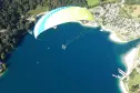 Panoramisch zicht op de camping aan het meer in trentino