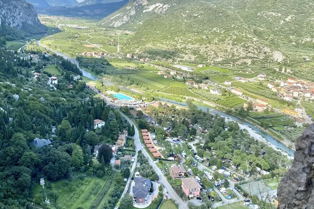 uitzicht op camping Arco aan de rivier de Sarca in Trentino