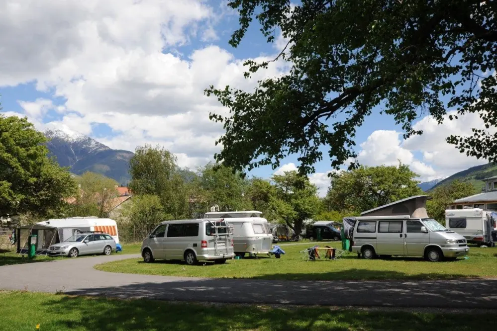 zicht op de staanplaatsen van camping badlerhof in val venosta