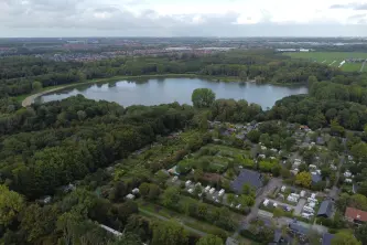 Camping Delftse Hout aan de vijver in Nederland
