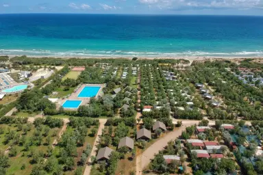 panoramisch uitzicht op het campingdorp Torre Rinalda aan de zee van Salento