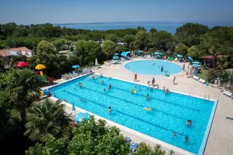 Panoramisch uitzicht van het zwembad van camping Fossalta aan het Gardameer