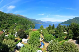 uitzicht op staanplaatsen en het Lago Maggiore Camping Internazionale Paradis