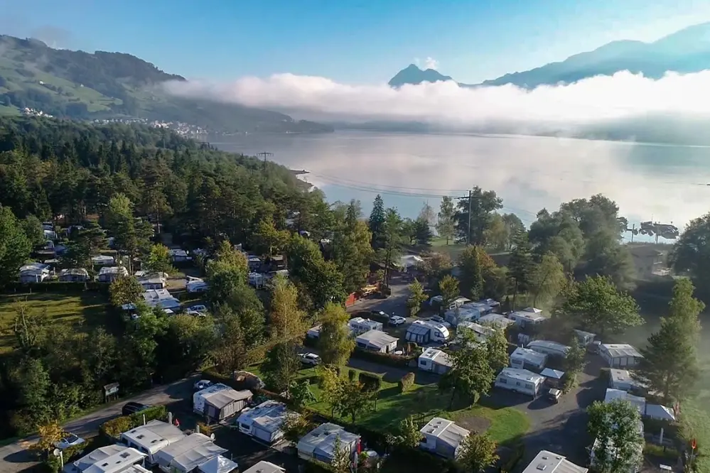 Uitzicht op Camping International Sarnersee Giswil aan de Sarnensee in Zwitserland