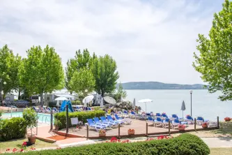 Uitzicht op het meer van Trasimeno vanaf camping Kursaal in Umbrië