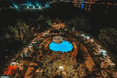 Nachtzicht van het zwembadgedeelte van Camping Legjenda aan de oevers van de rivier de Buna in Albanië