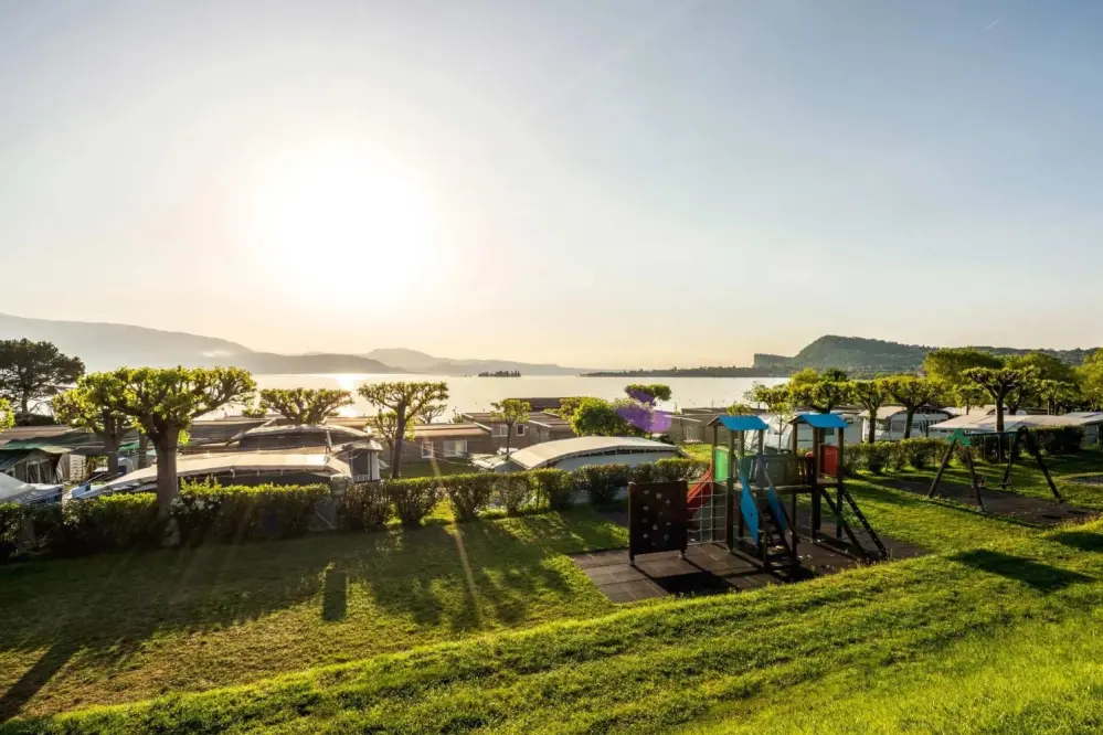 uitzicht vanaf camping Onda Blu aan het Gardameer in Manerba del Garda in Lombardije