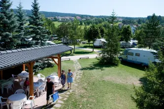 uitzicht op het campingpark Baita Dolomiti, ondergedompeld in de bossen van Trentino in de Alta Val di Non