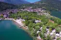 Uitzicht op de staanplaatsen aan het Caldonazzomeer van Camping Penisola Verde in Trentino