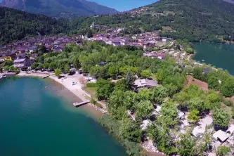 Uitzicht op de staanplaatsen aan het Caldonazzomeer van Camping Penisola Verde in Trentino