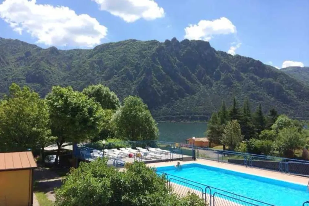 Uitzicht op het zwembad van camping Pilù aan het Idromeer in Lombardije