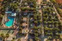 staanplaatsen en zwembad van de camping residence atlantide