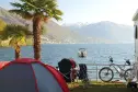 Tent opgezet aan de oever van het Lago Maggiore in de camping residentie Campagna