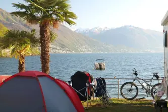 Tent opgezet aan de oever van het Lago Maggiore in de camping residentie Campagna