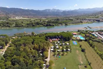 Panoramisch uitzicht van de rivier Camping Village aan de Ligurische Rivièra