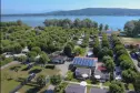 uitzicht op de staanplaatsen van Camping Röse aan de oevers van het Lago Maggiore in Dormelletto in Piemonte