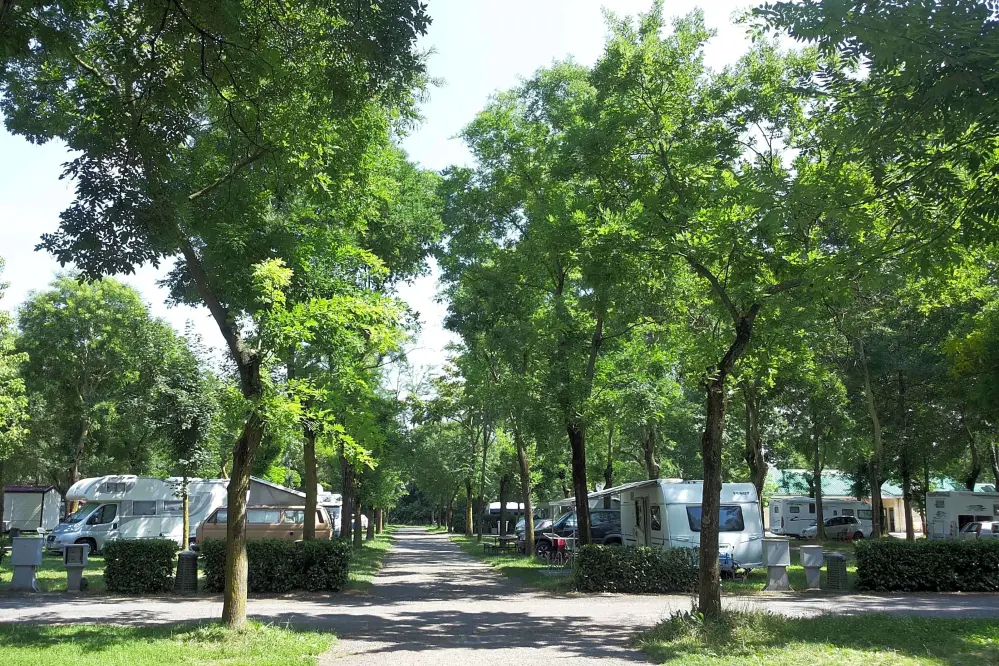 laan van het camping village città di milano met staanplaatsen