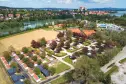 Uitzicht op Camping Terme Ptuj aan de oevers van de rivier in Slovenië