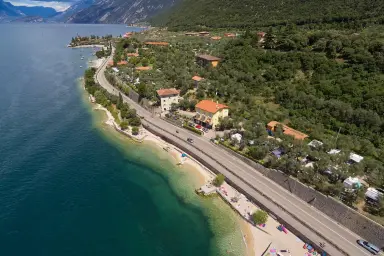 uitzicht op camping Tonini aan de oevers van het Gardameer in Malcesine in Veneto