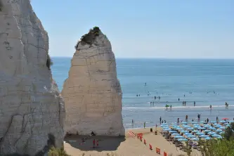 Camping village Baia Falcone, Vieste, Apulië, Italië